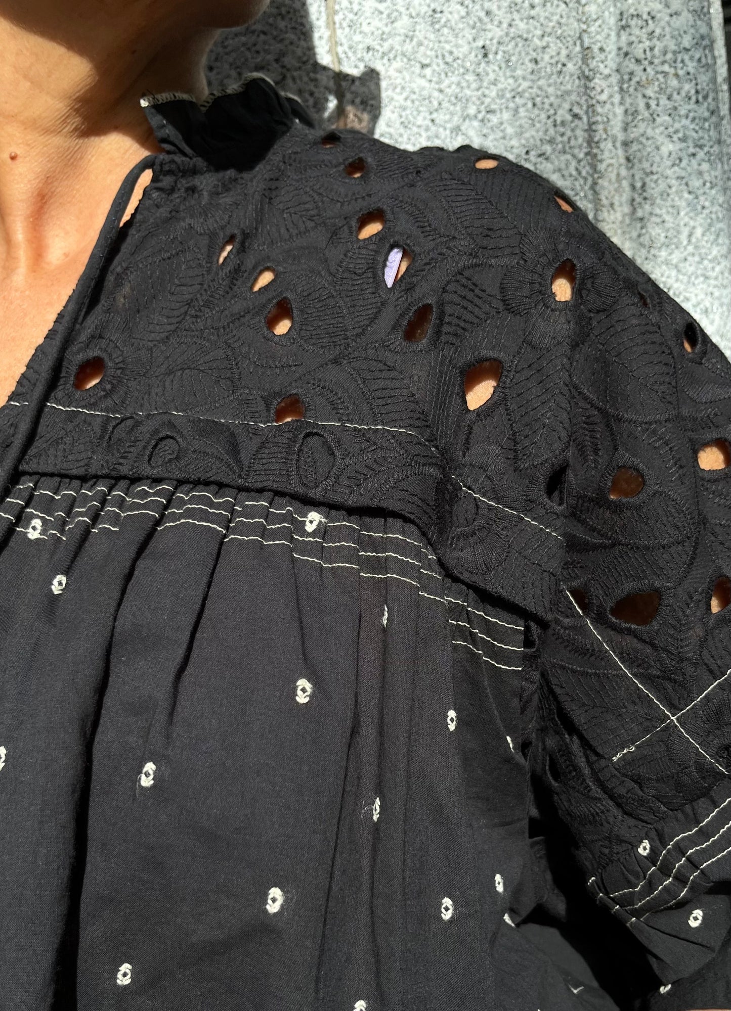 Blusa bordada negra