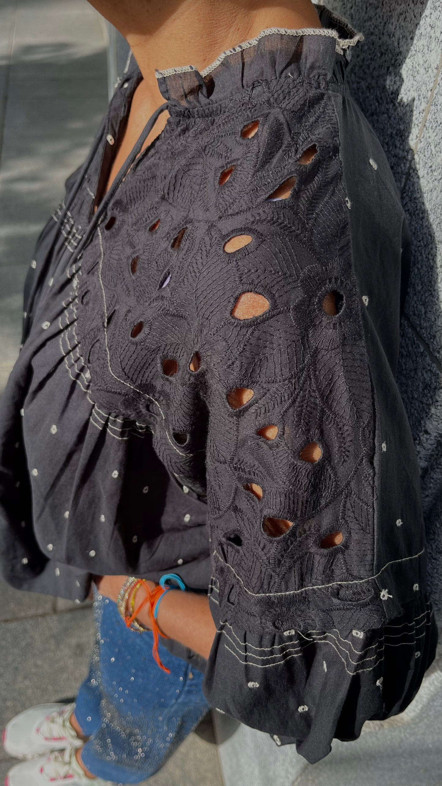 Blusa bordada negra