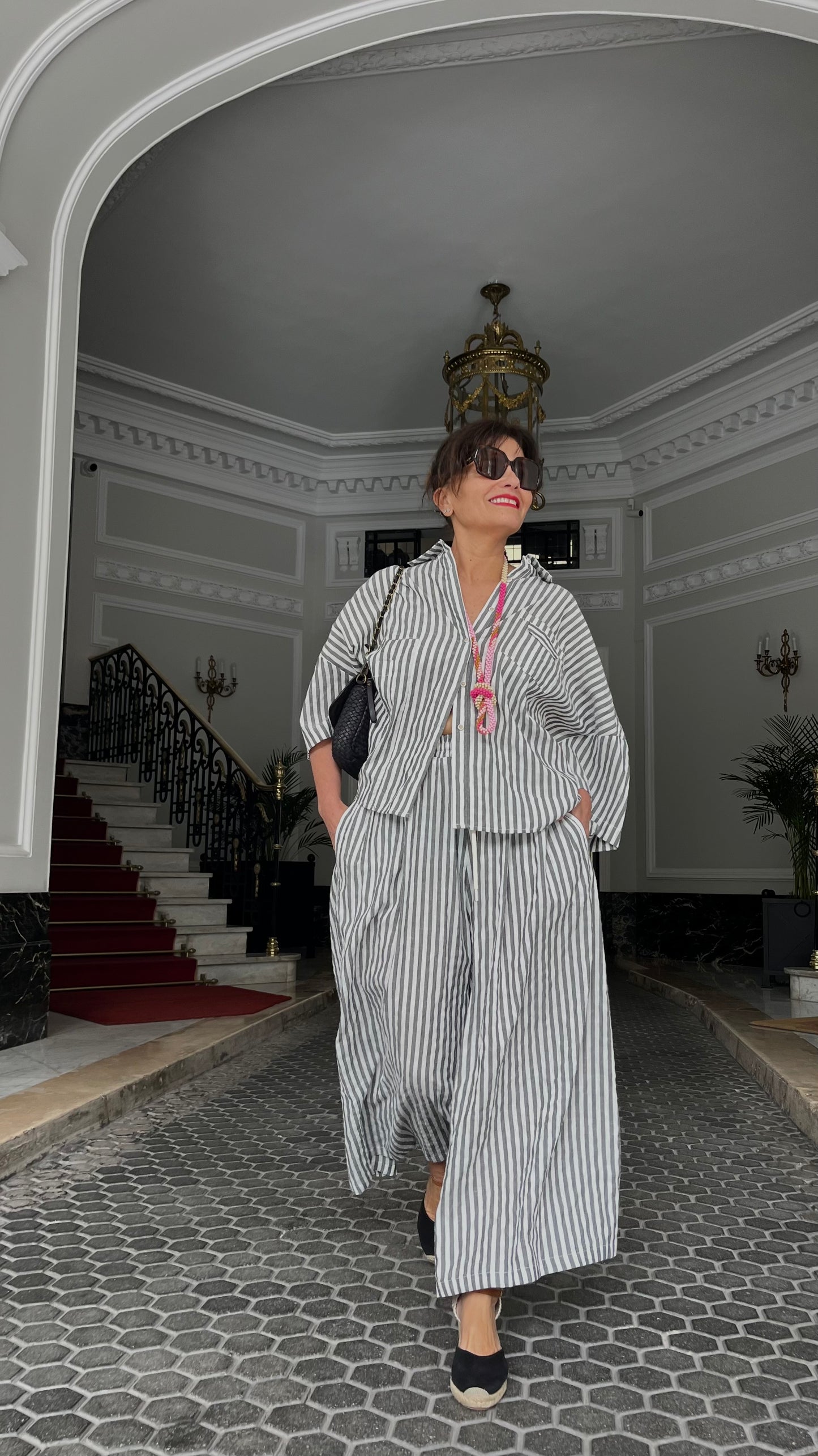 Total look rayas camisa oversize y pantalón palazzo conjunto gris