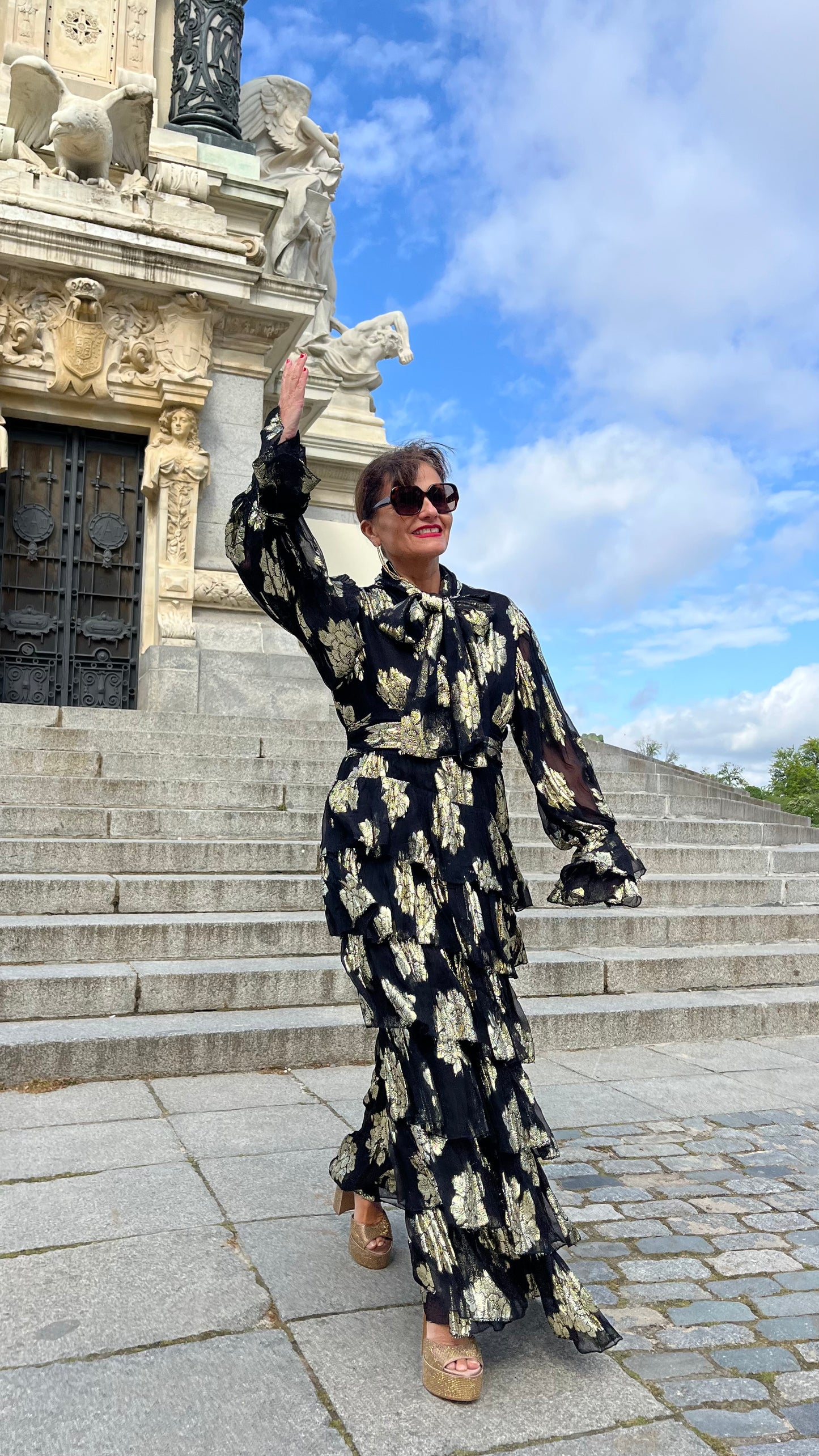 Vestido Negro Oro Capas
