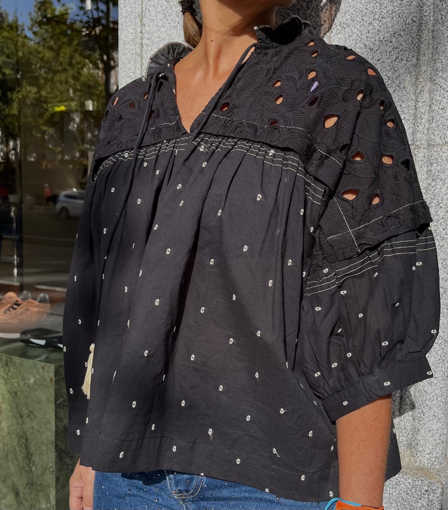 Blusa bordada negra