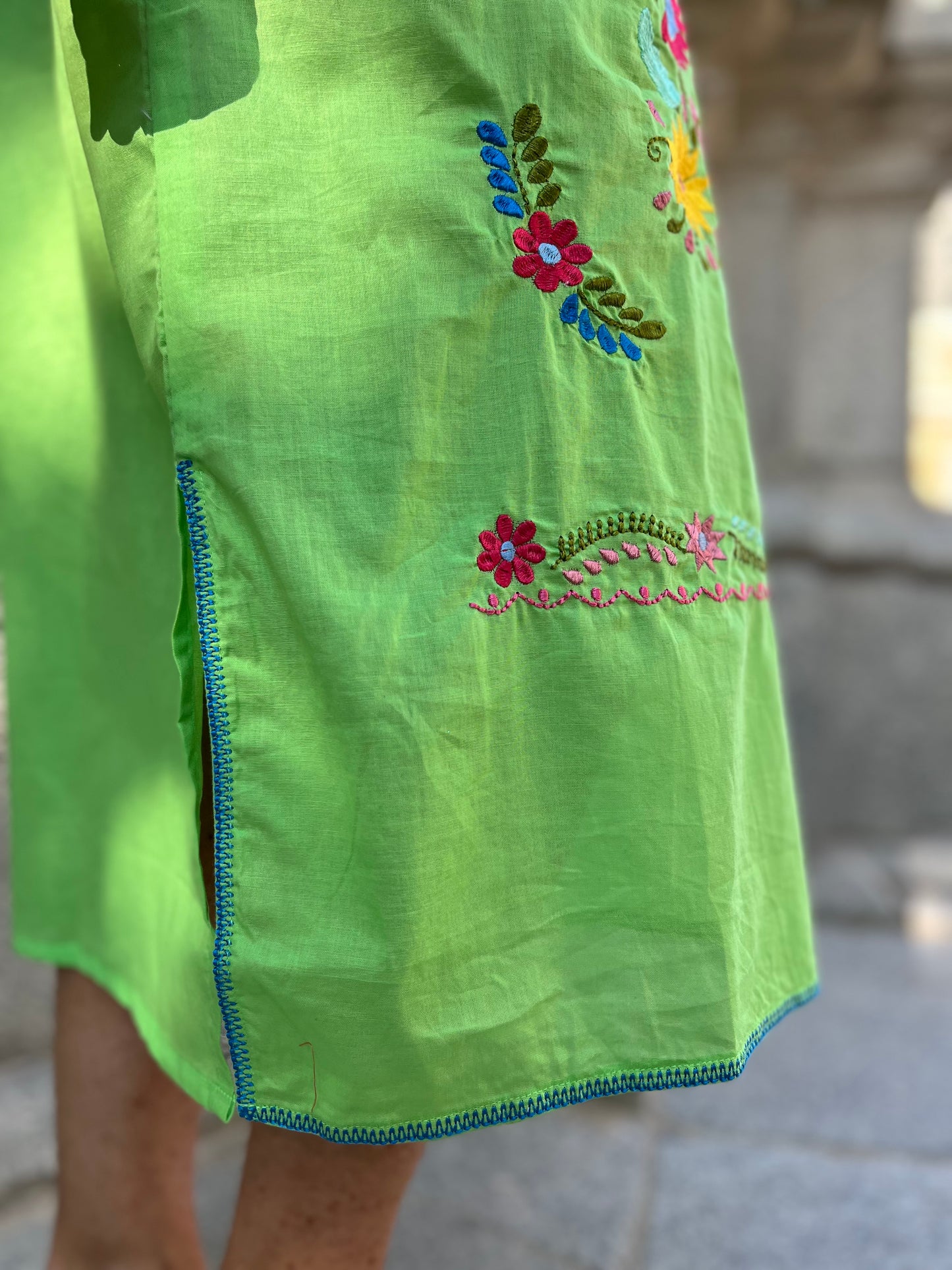Vestido bordado verde manzana / rojo