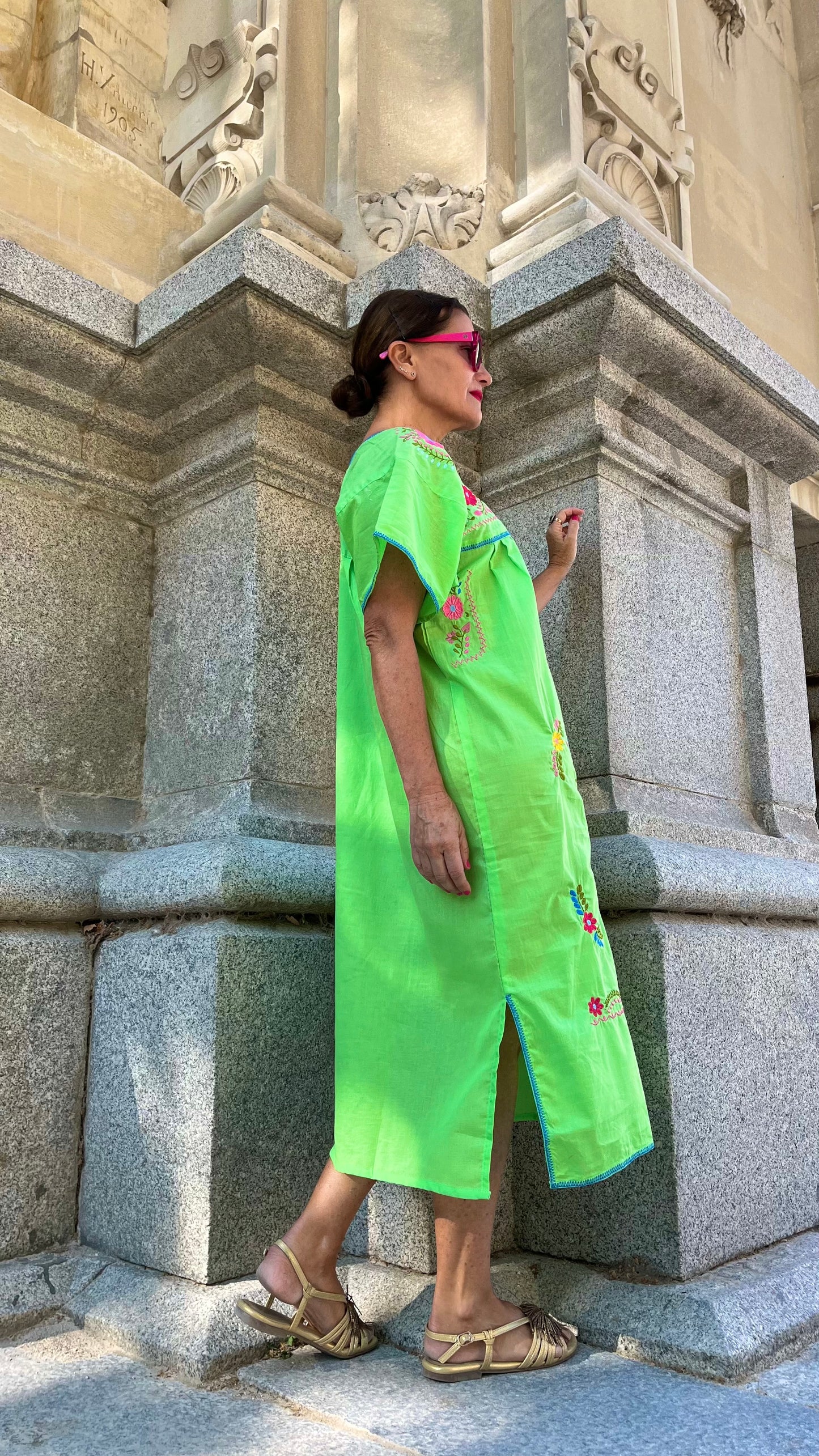 Vestido bordado verde manzana / rojo
