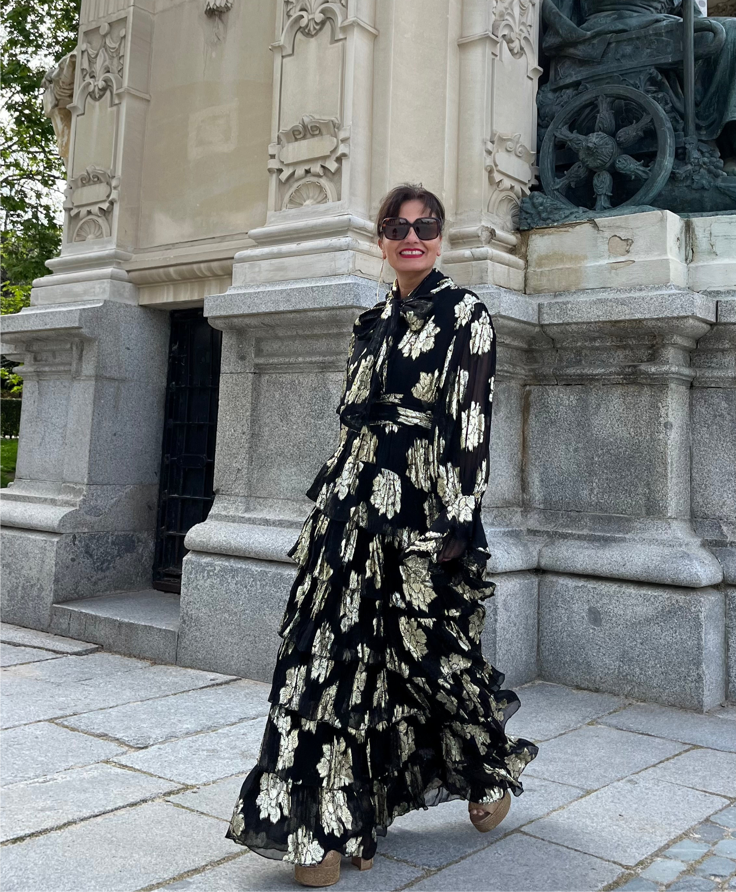 Vestido Negro Oro Capas