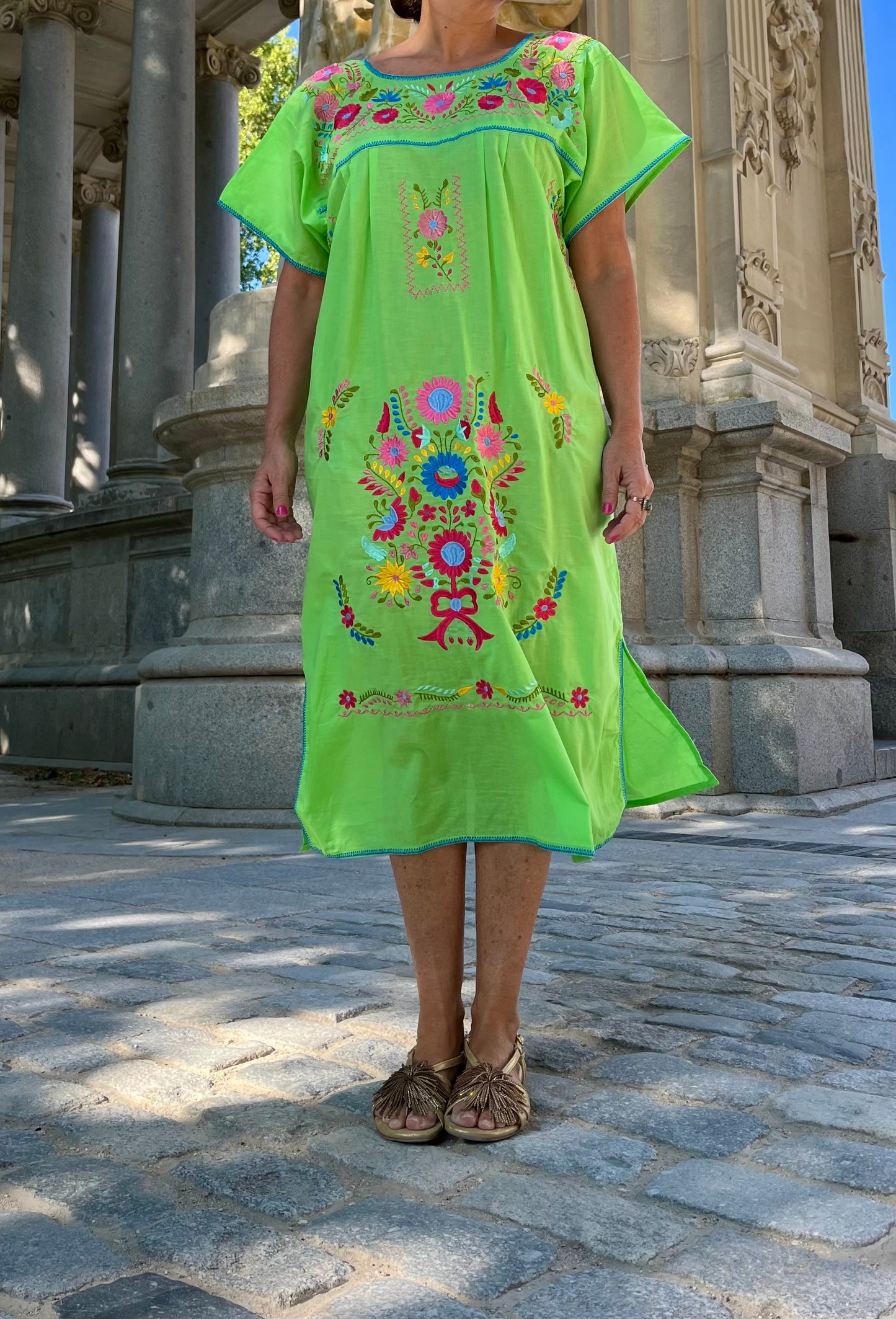 Vestido bordado verde manzana / rojo