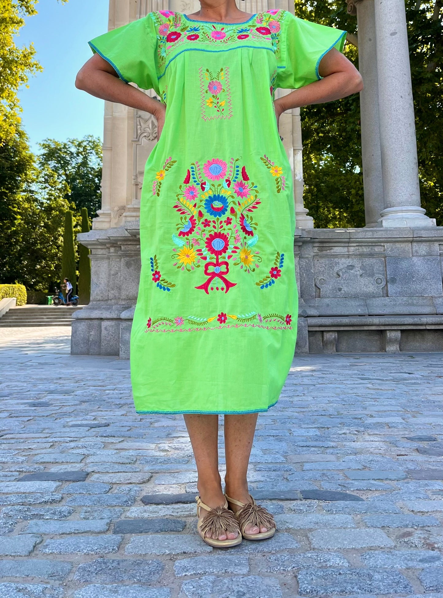 Vestido bordado verde manzana / rojo