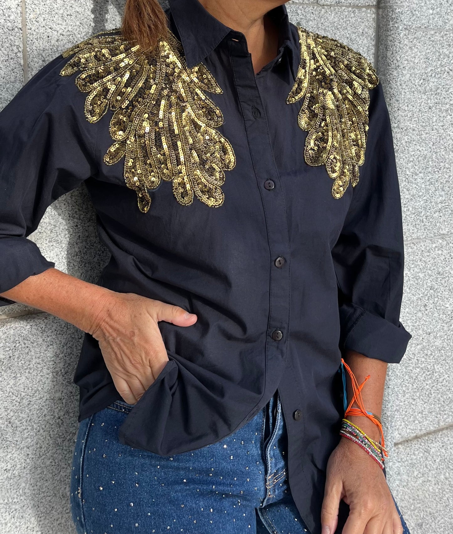 Camisa azul marina oro