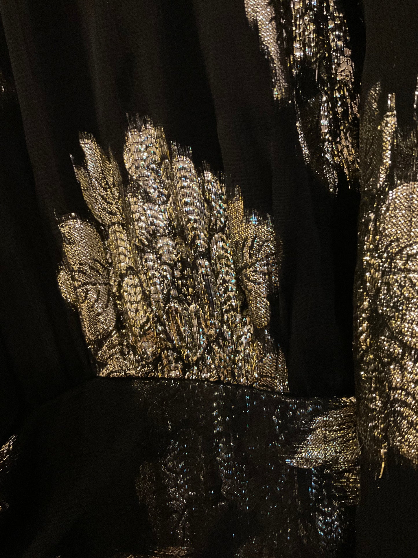 Vestido Negro Oro Capas