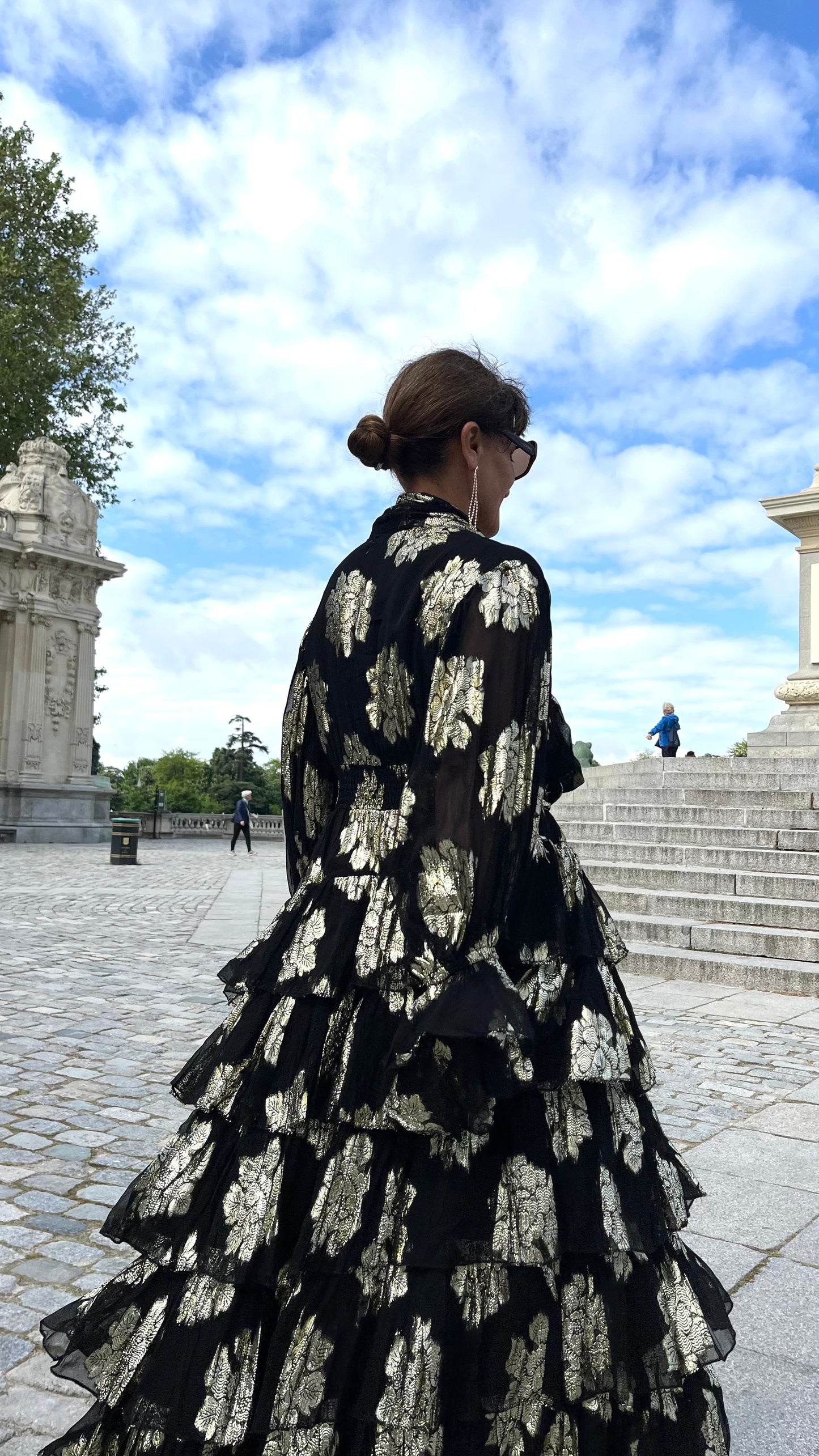 Vestido Negro Oro Capas