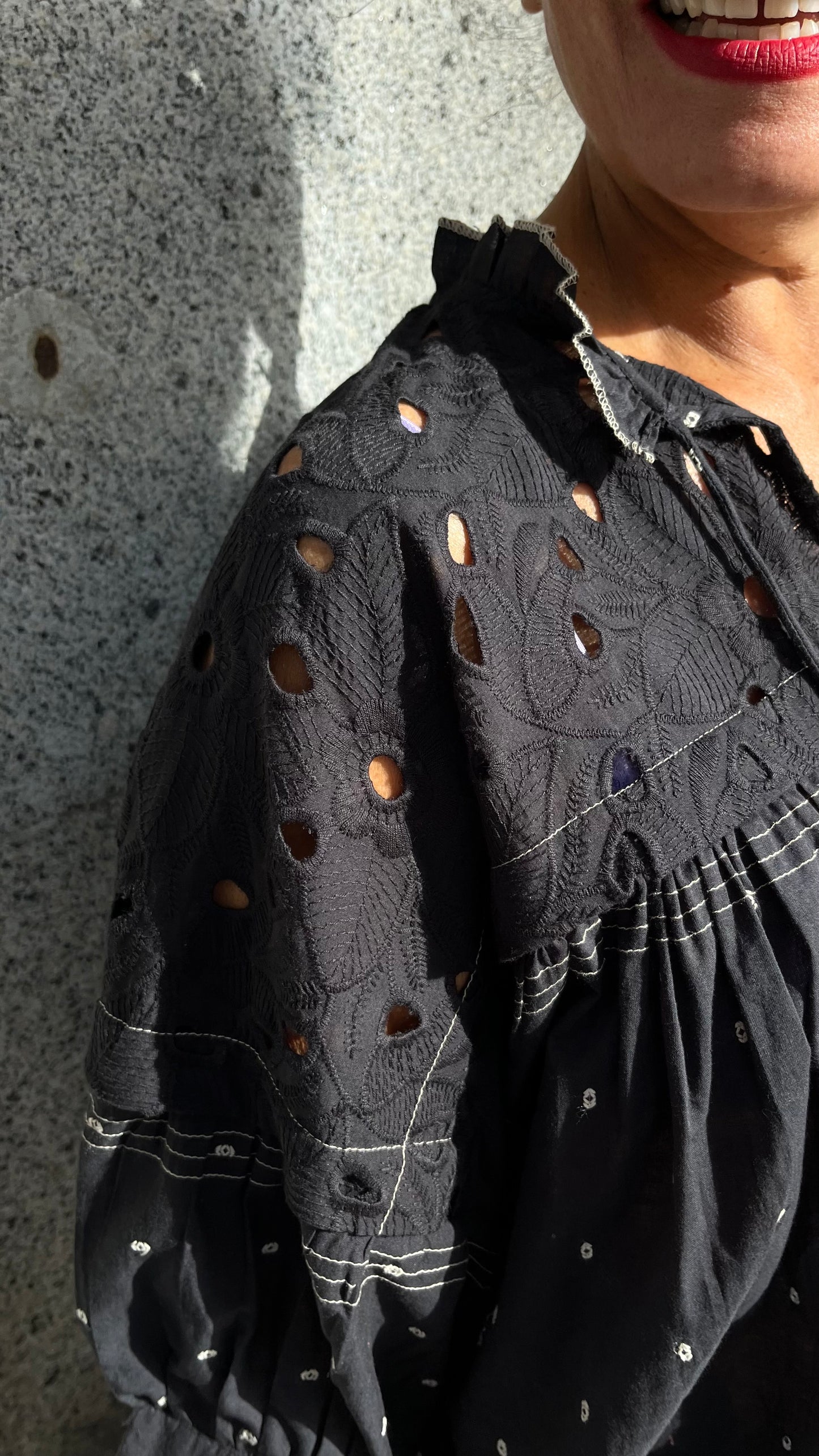 Blusa bordada negra