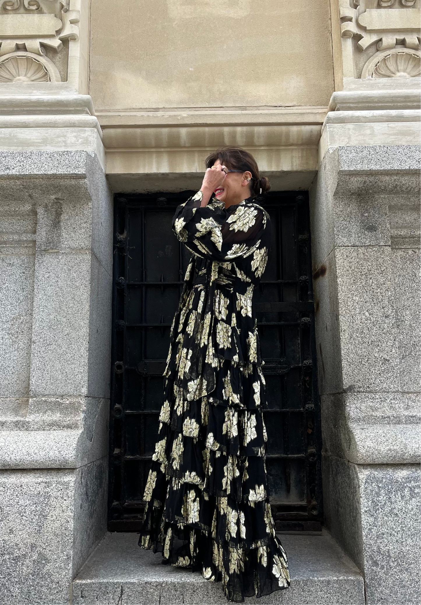 Vestido Negro Oro Capas