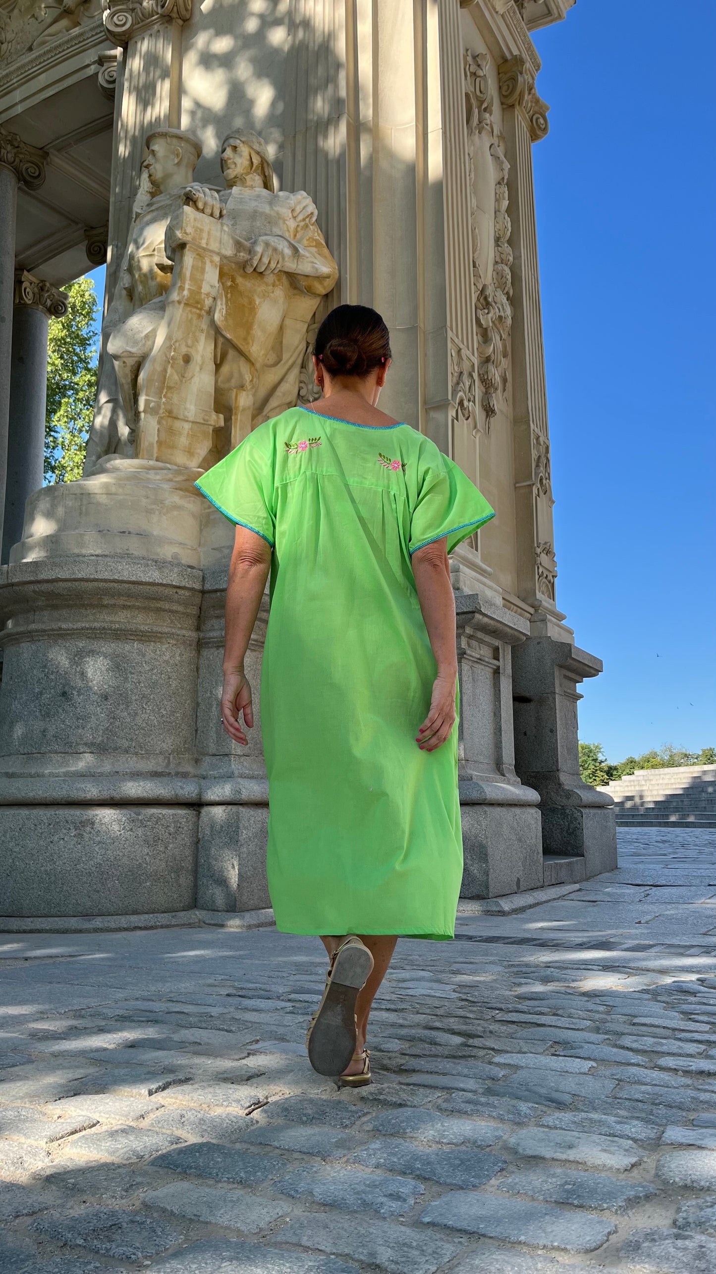 Vestido bordado verde manzana / rojo