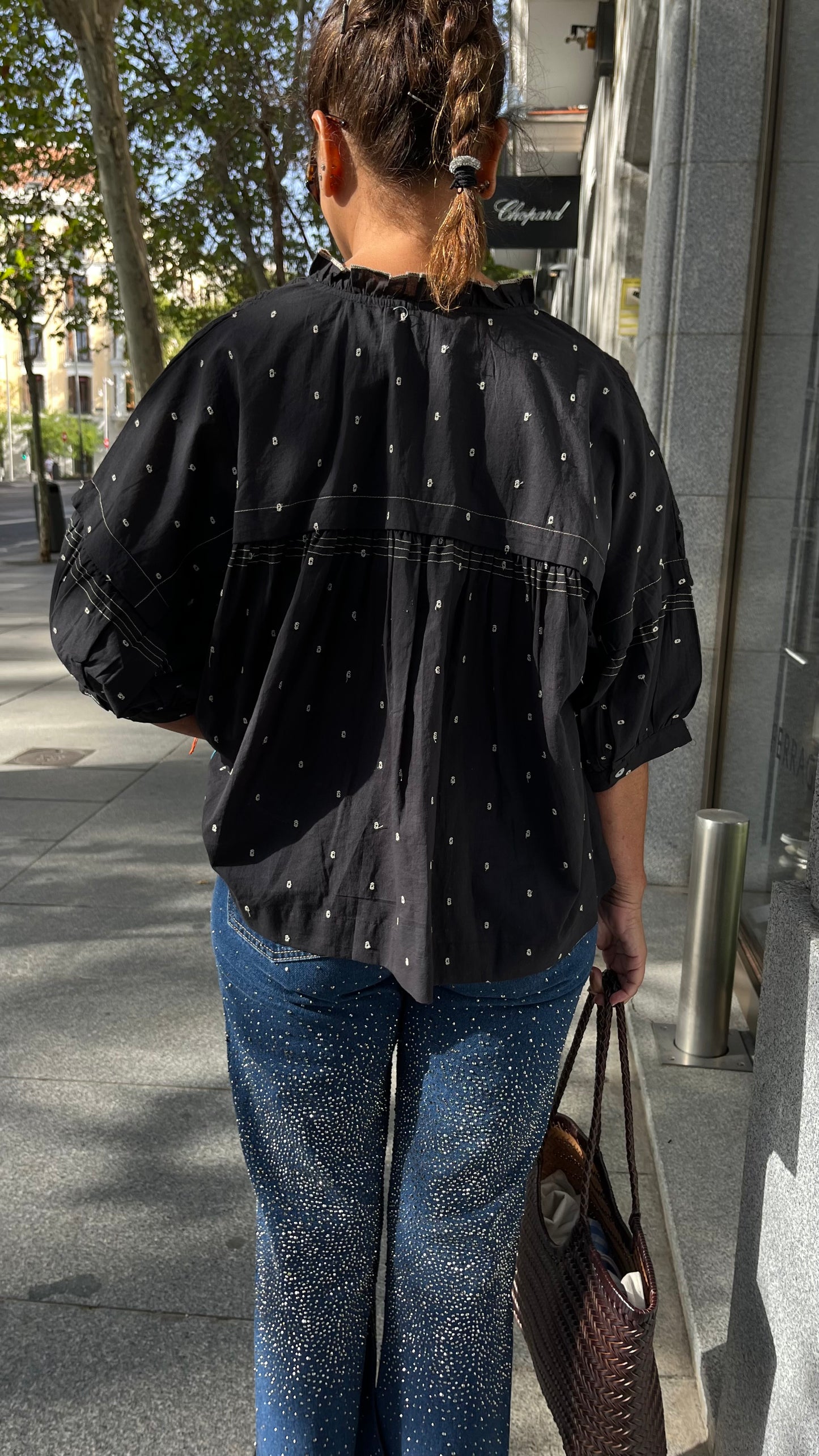Blusa bordada negra