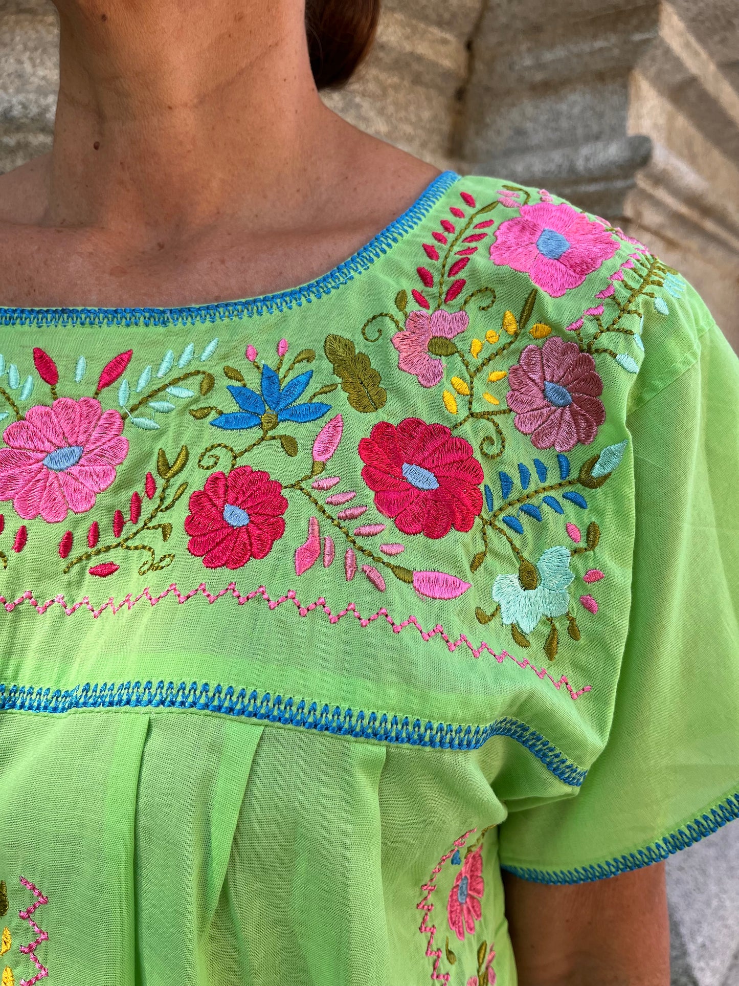 Vestido bordado verde manzana / rojo