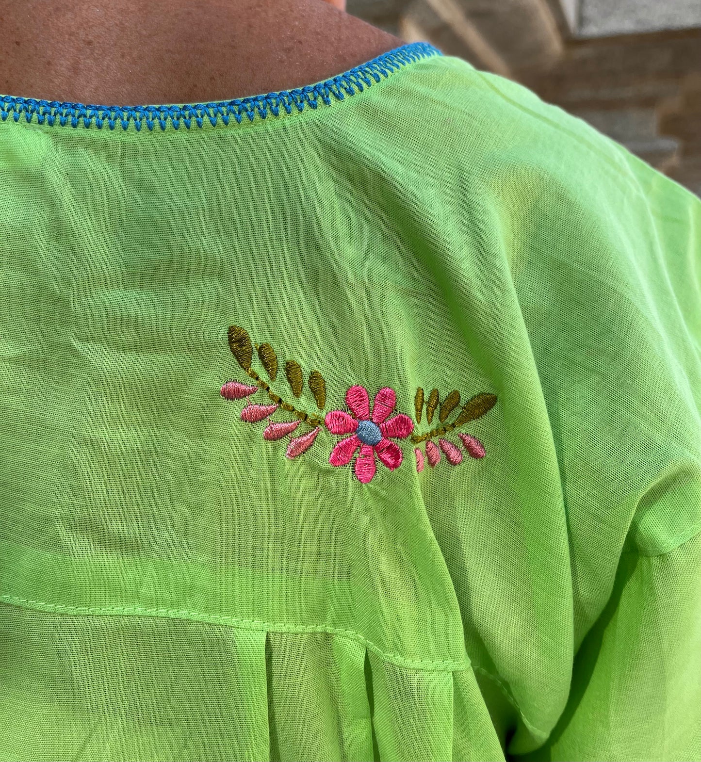 Vestido bordado verde manzana / rojo