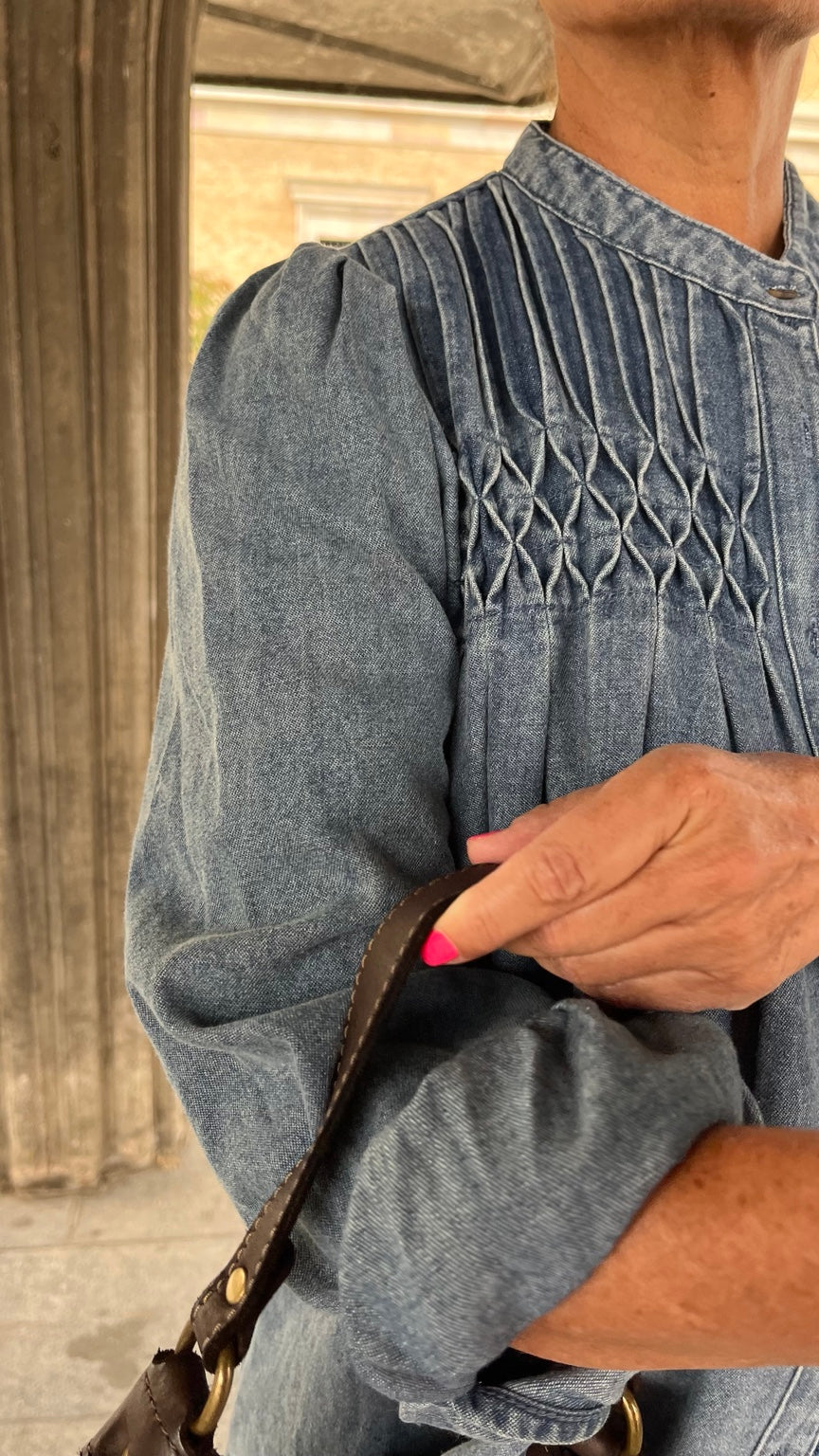Detalle de la manga y el nido de abeja de la camisa vaquera azul