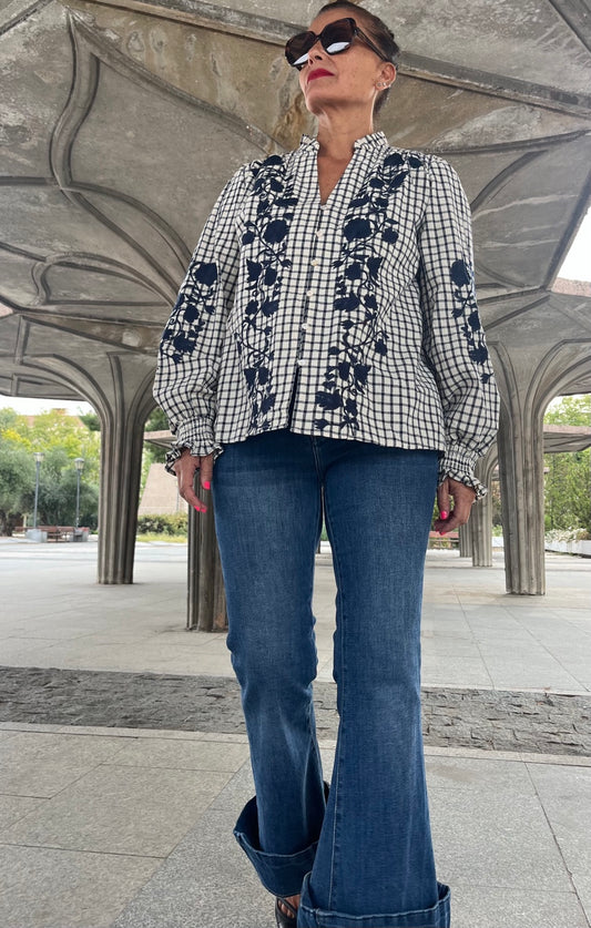 Camisa de algodón de cuadros con bordado azul marino - vista frontal