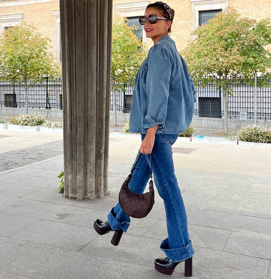 Camisa vaquera azul en look completo, vista en movimiento