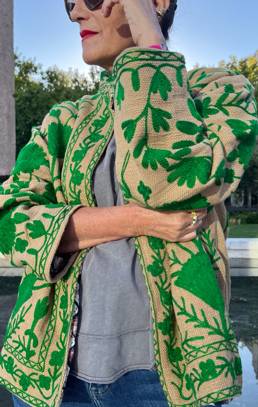 Chaqueta de algodón beige bordada en verde