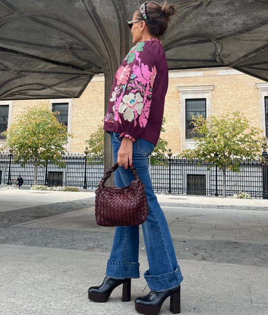 Chaqueta burdeos bordada a mano, vista lateral con bolso