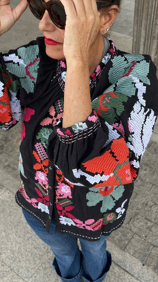Chaqueta negra bordada a mano, fotografía 5