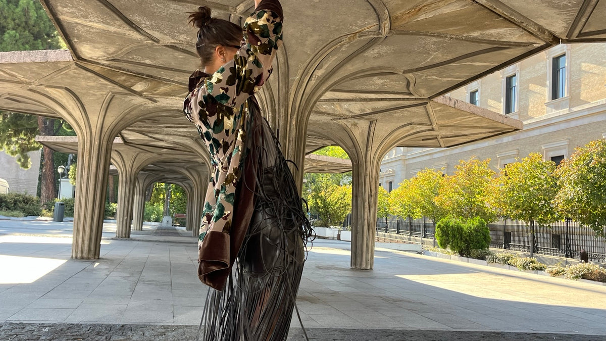 Kimono floral con terciopelo marrón visto de perfil