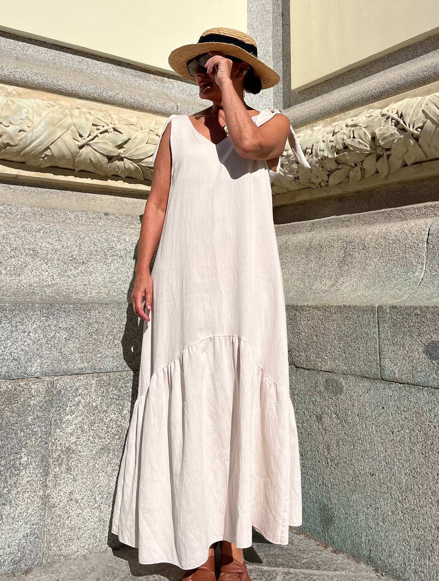 Vestido largo beige con lazos en los hombros
