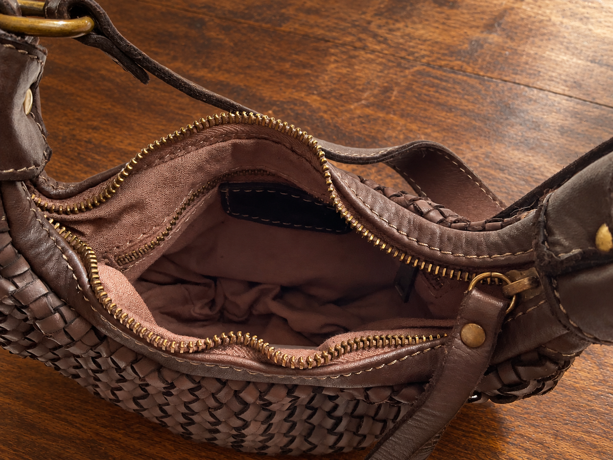 Bolso bandolera de piel trenzada marrón