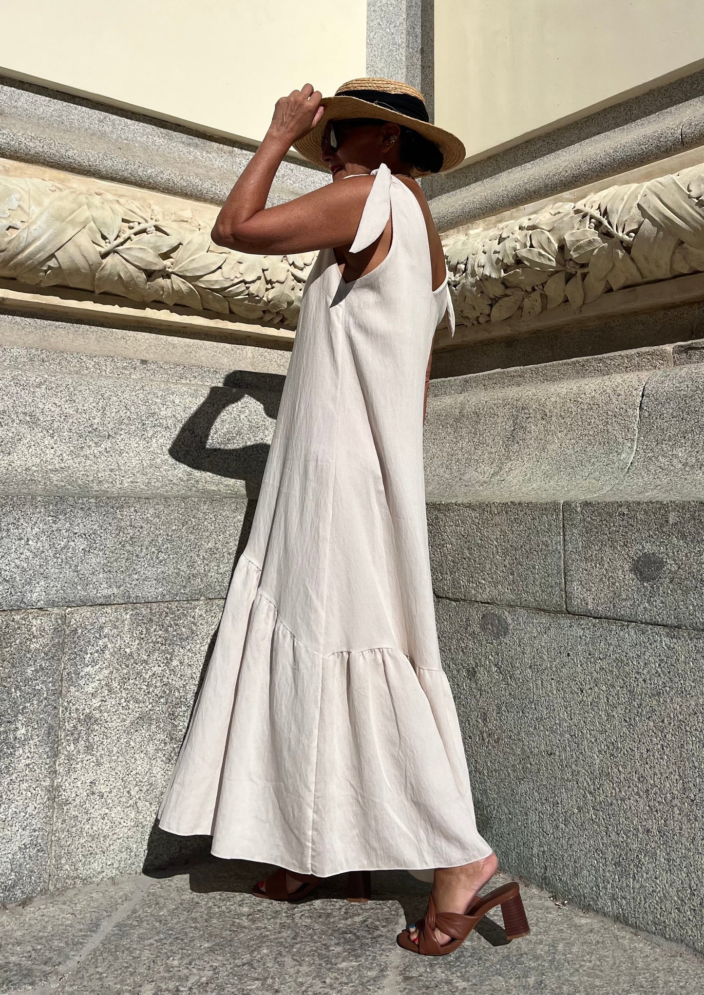 Vestido largo beige con lazos en los hombros