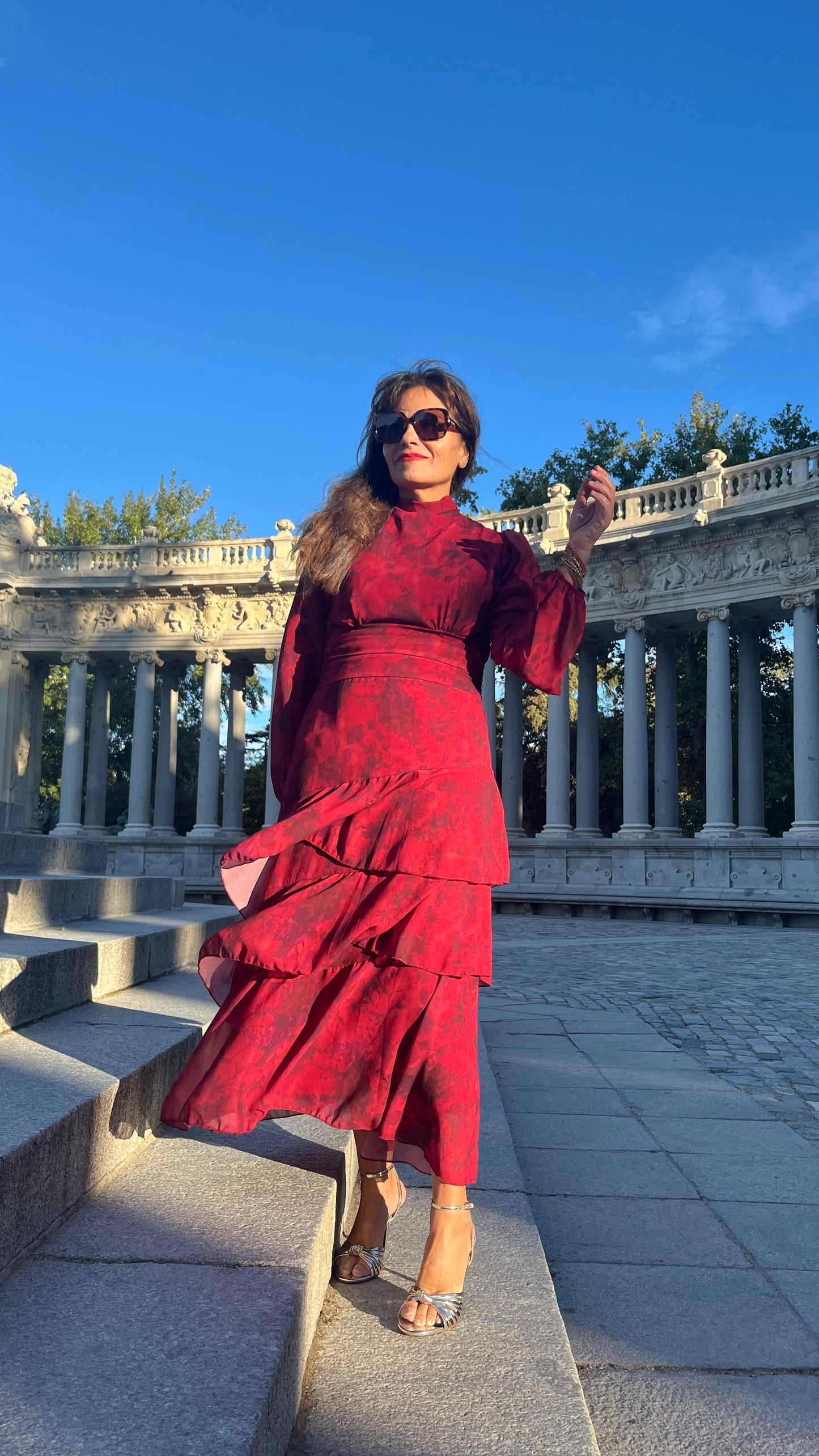 Vestido fluido con volantes y cintura ajustable