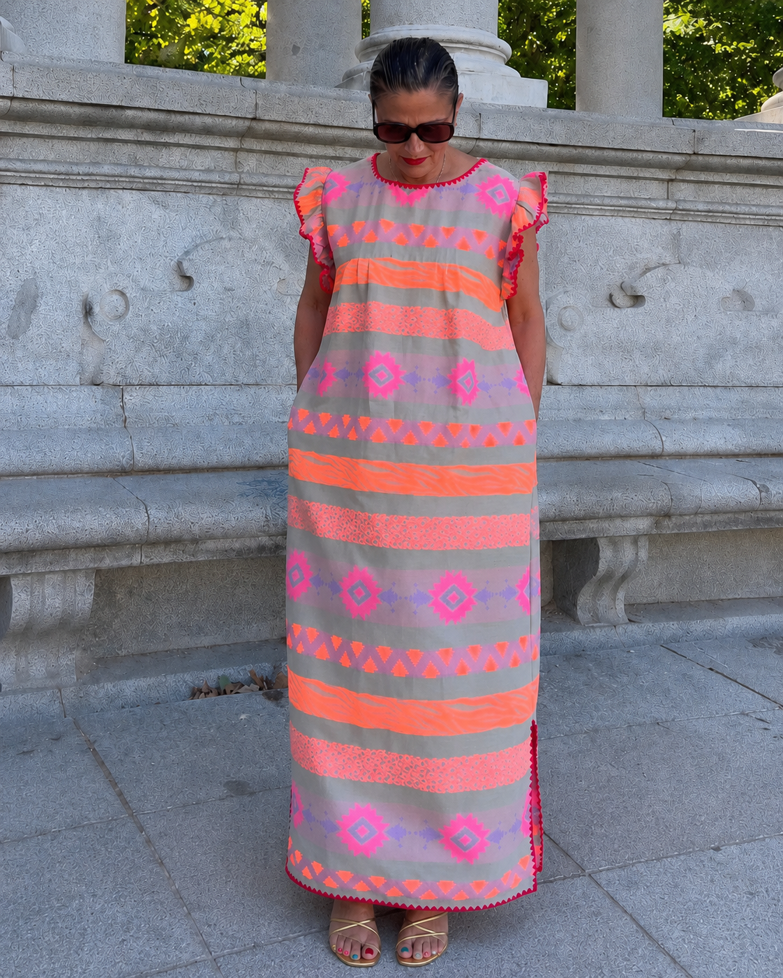 Vestido largo étnico coral flúor con bolsillos – imagen 3
