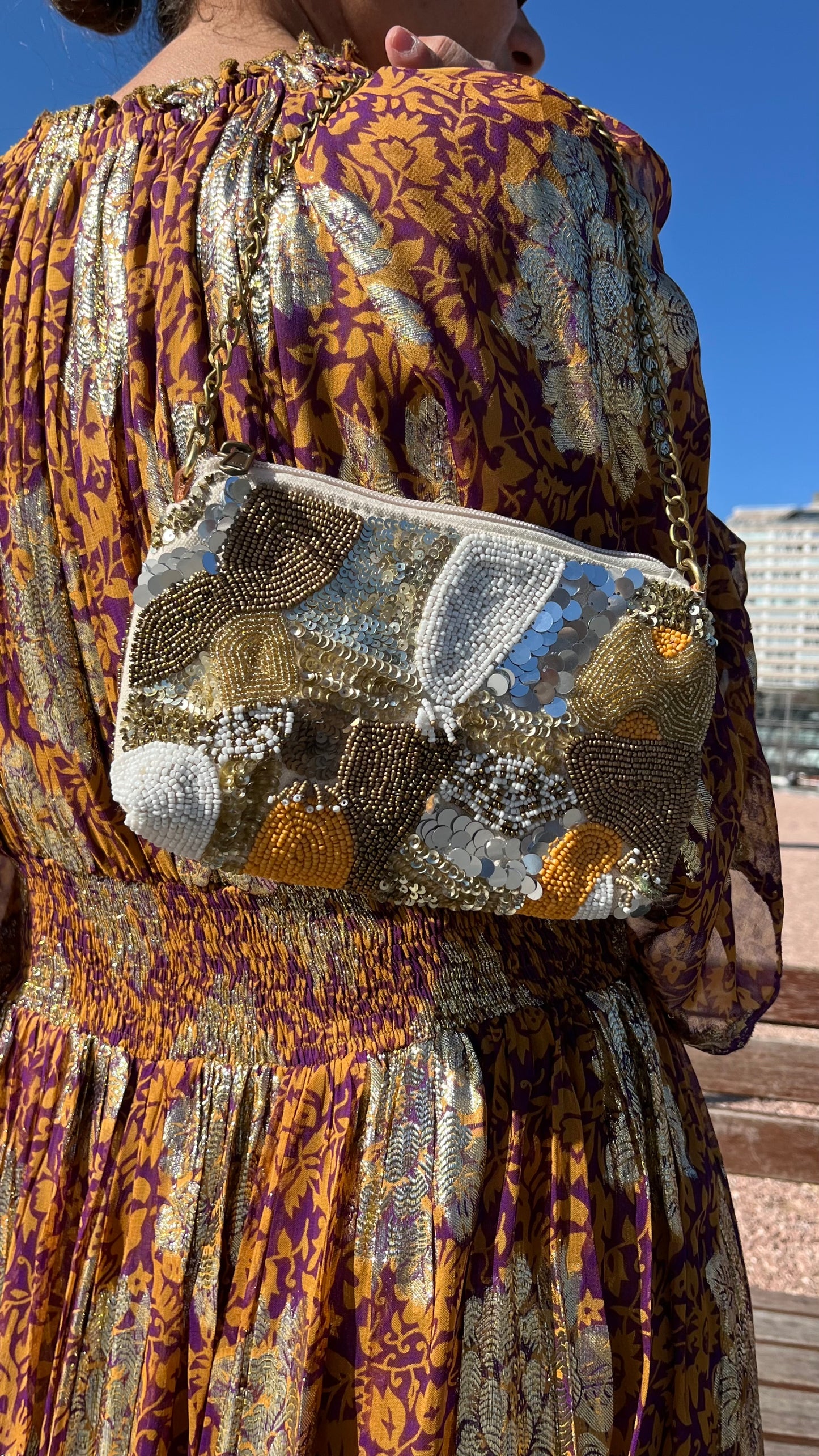 Bolso joya bordado con cuentas oro dorado