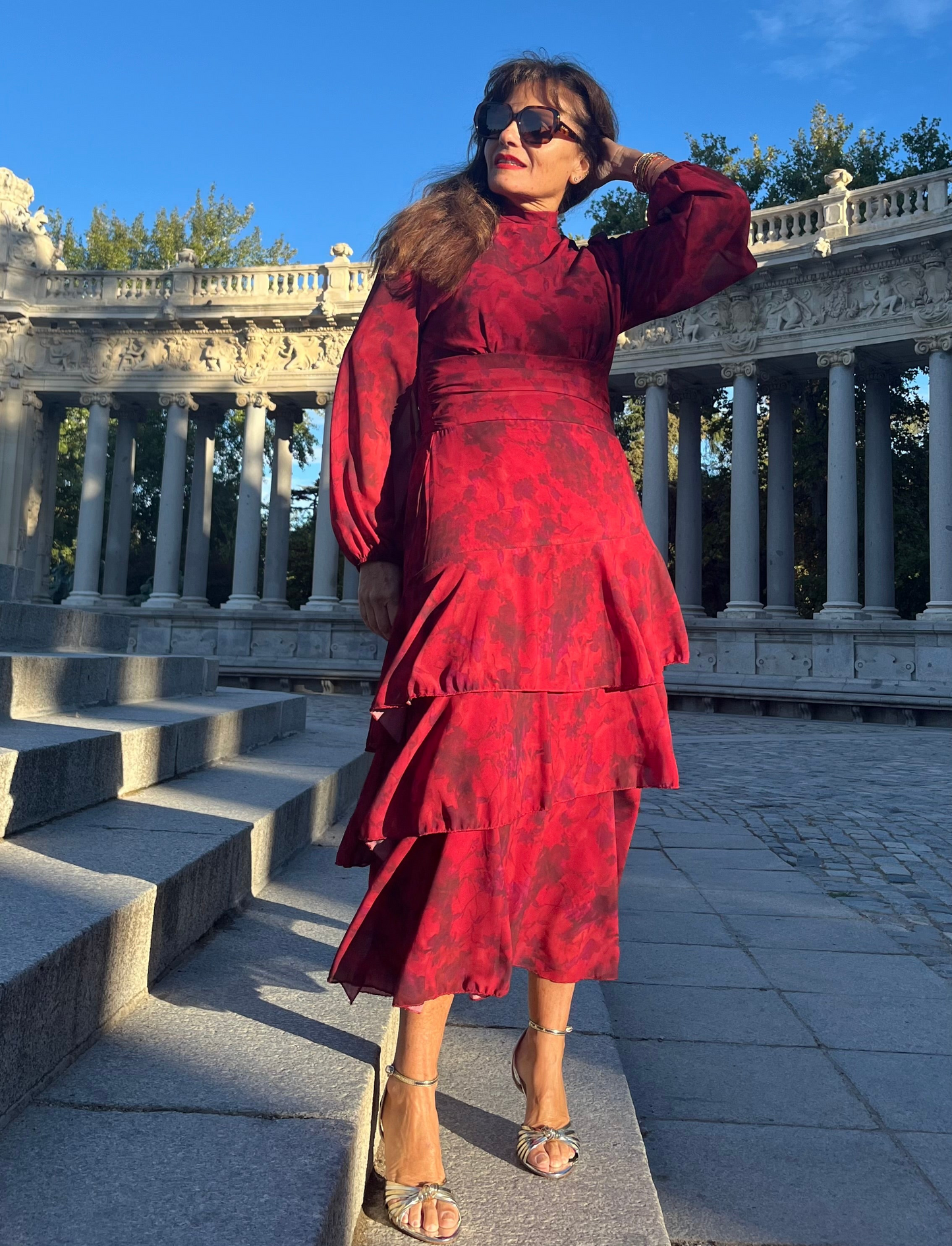 Vestido fluido con volantes y cintura ajustable