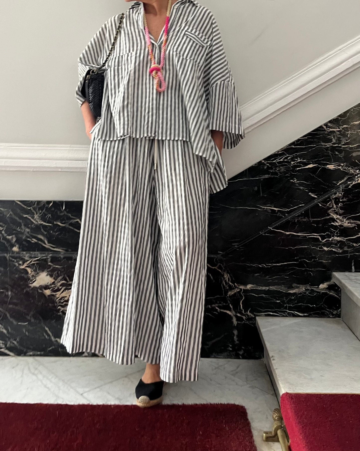 Total look rayas camisa oversize y pantalón palazzo conjunto gris
