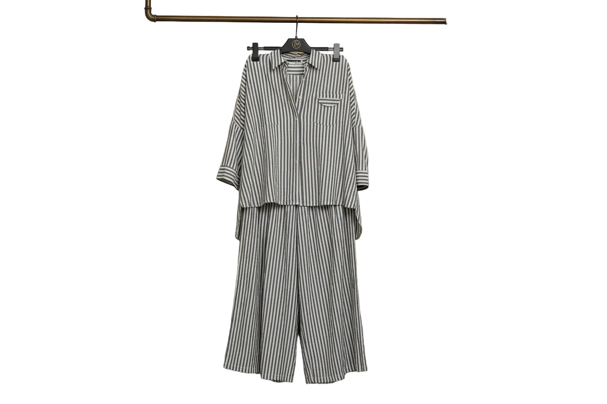 Total look rayas camisa oversize y pantalón palazzo conjunto gris
