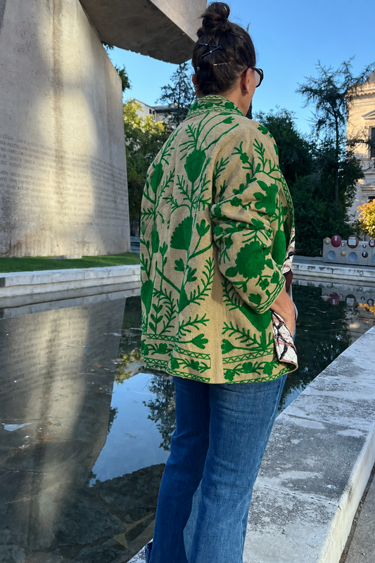 Chaqueta de algodón beige bordada en verde