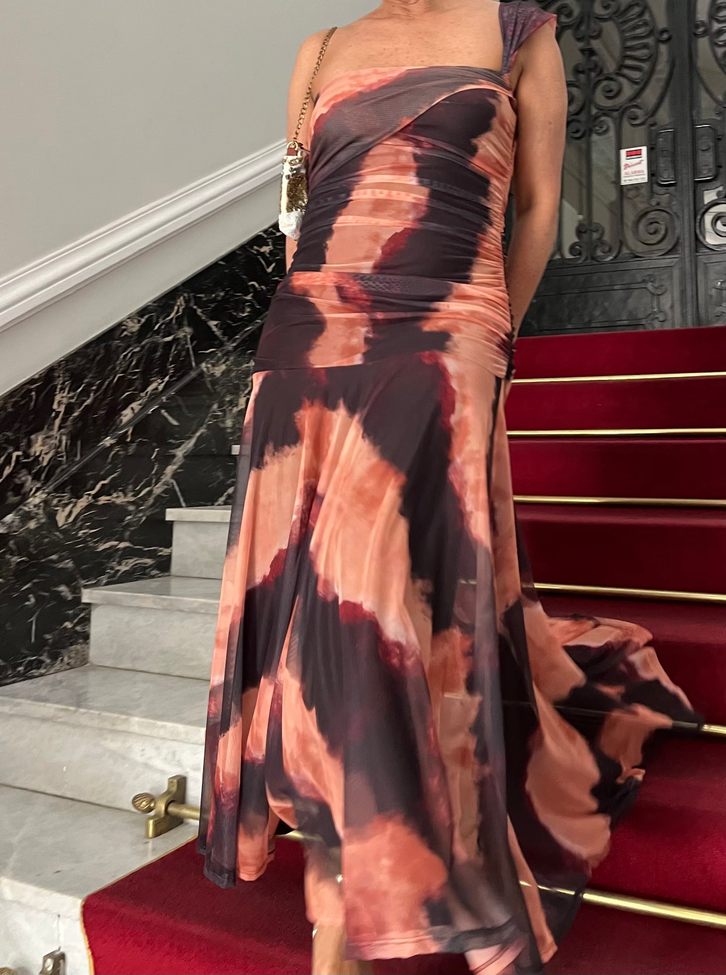 Vestido largo asimétrico estampado con drapeado