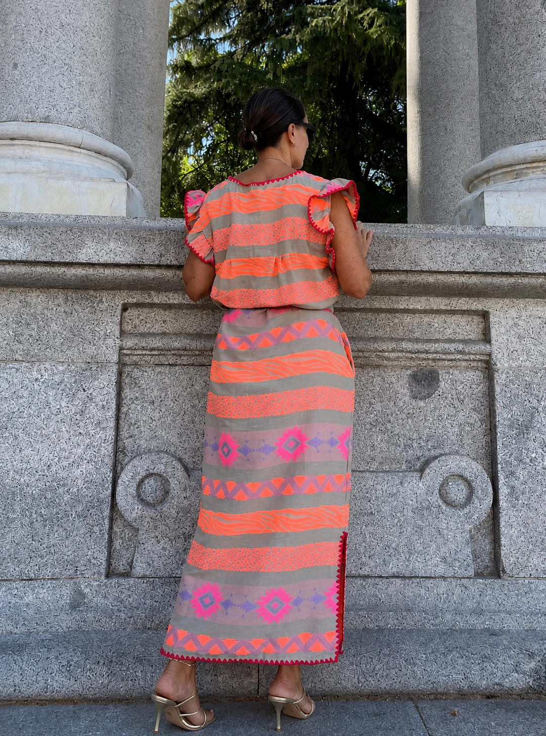 Vestido largo étnico coral flúor con bolsillos – imagen 6