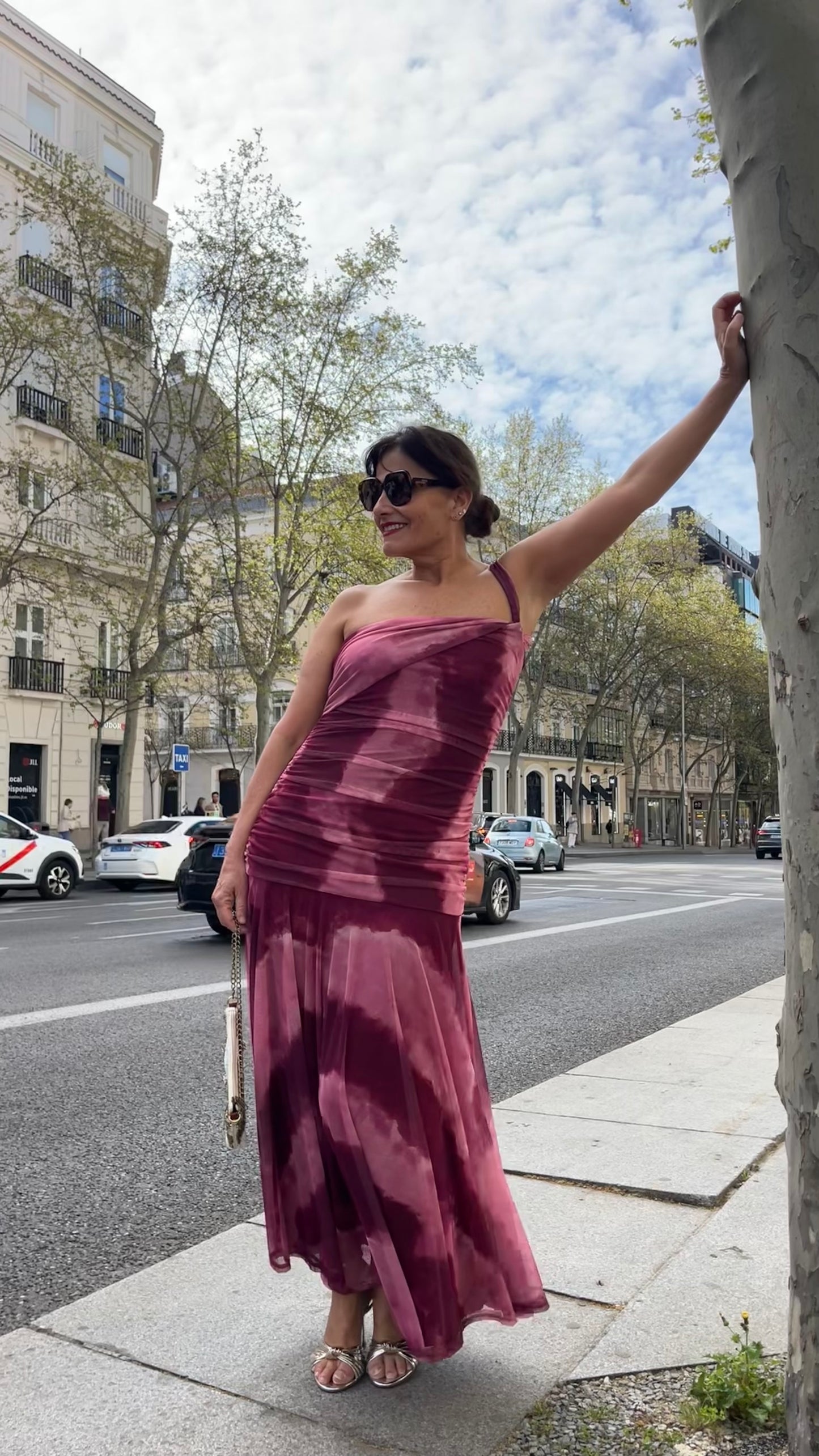 Vestido invitada boda largo burdeos escote asimétrico punto elástico