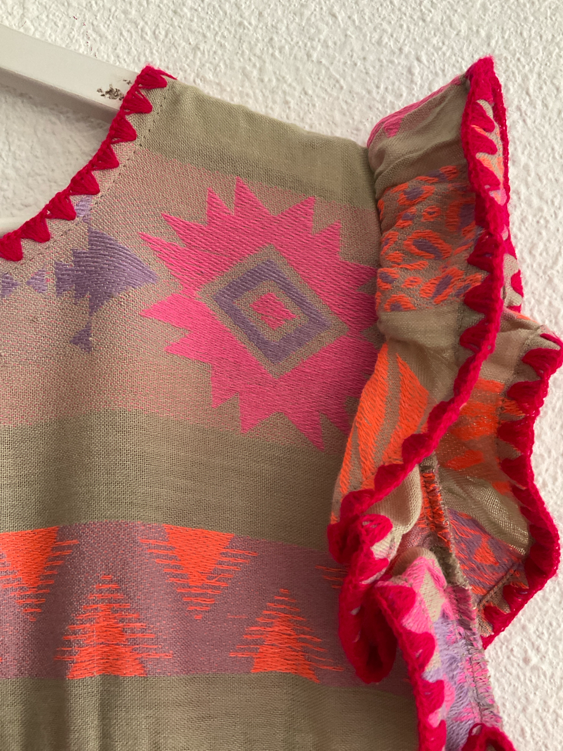 Vestido largo estampado étnico coral flúor con bolsillos