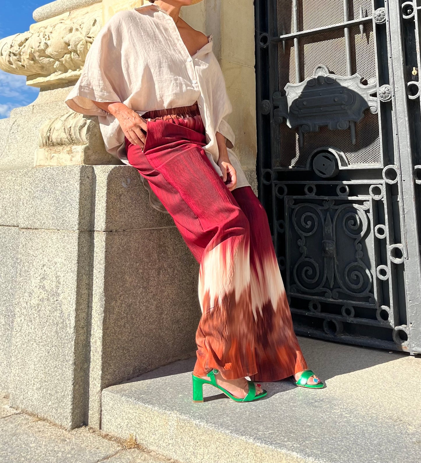 Pantalón fluido estampado tie-dye multicolor de mujer