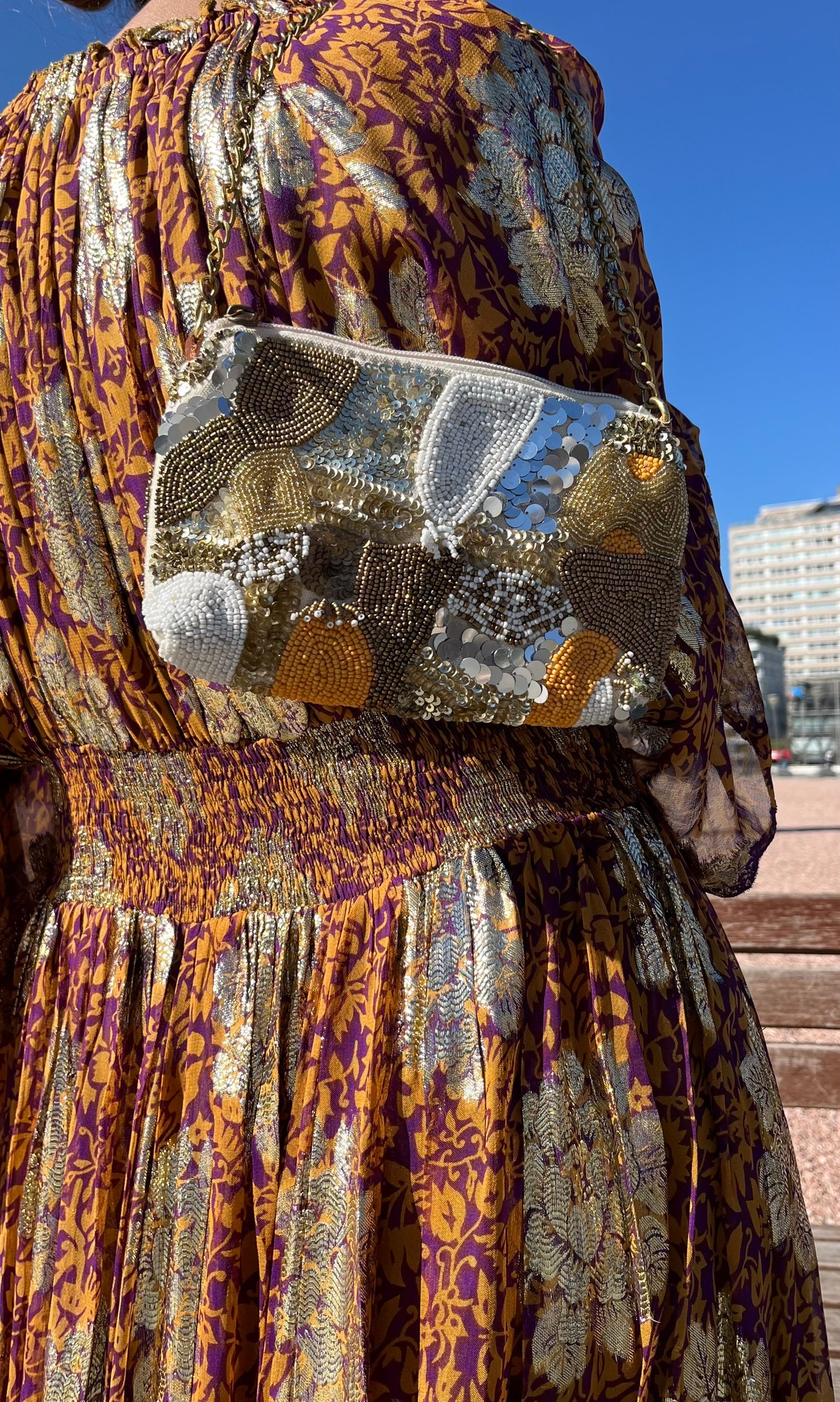 Bolso joya bordado con cuentas oro dorado
