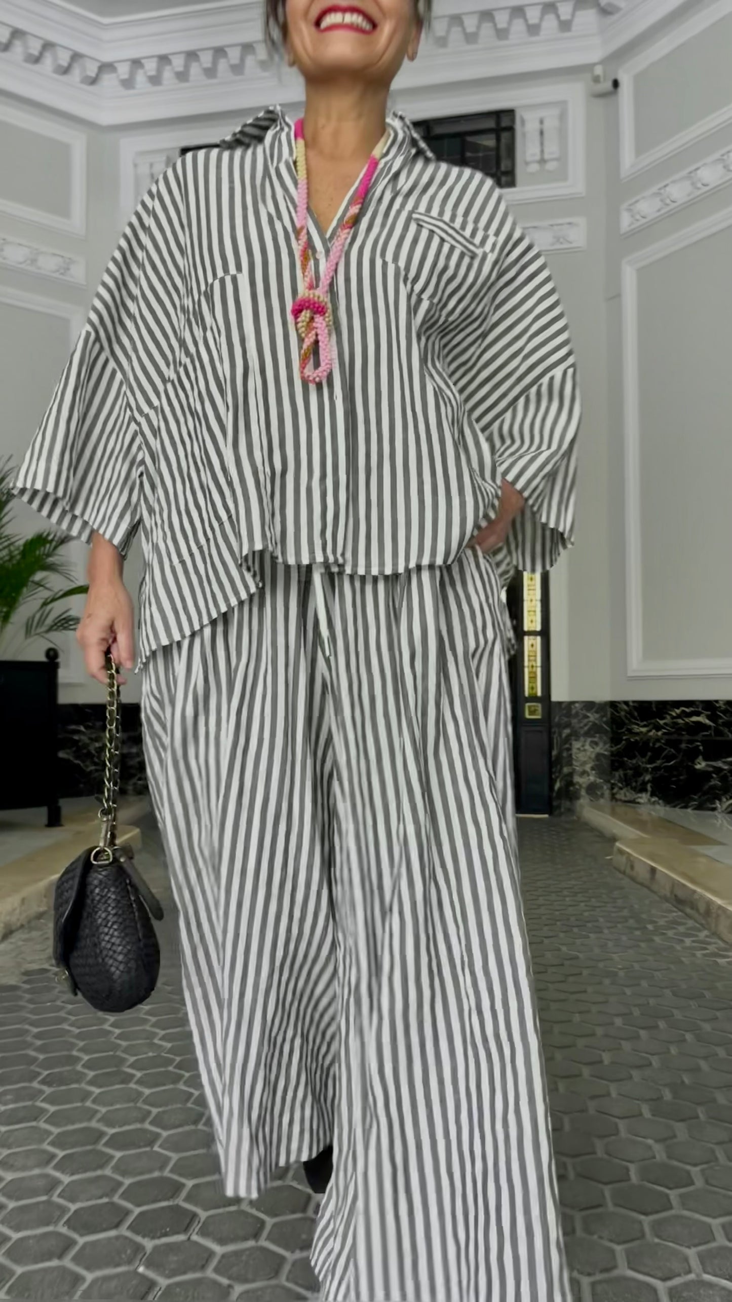 Total look rayas camisa oversize y pantalón palazzo conjunto gris