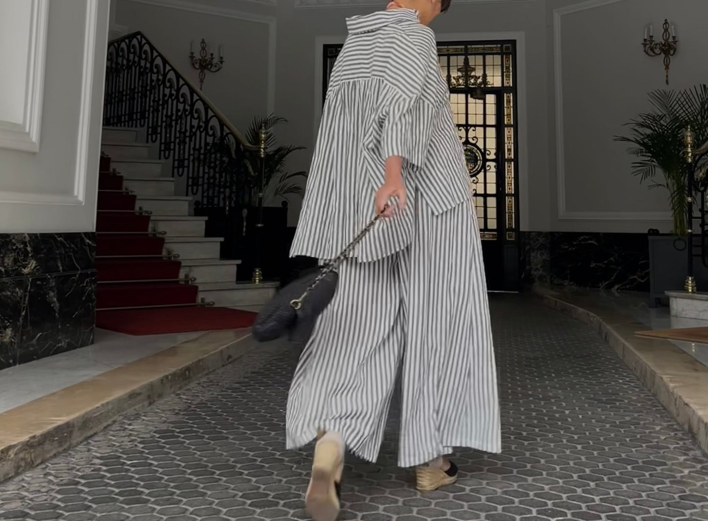 Total look rayas camisa oversize y pantalón palazzo conjunto gris