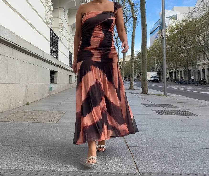 Vestido largo asimétrico estampado con drapeado
