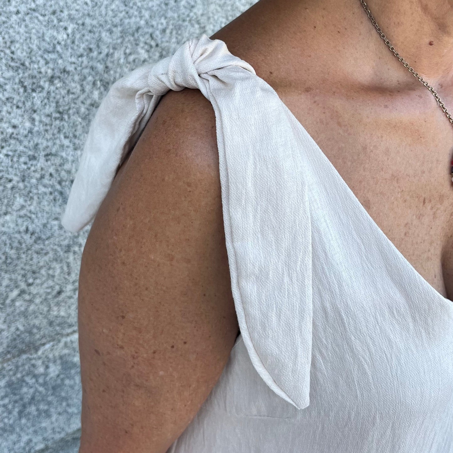 Vestido largo beige con lazos en los hombros