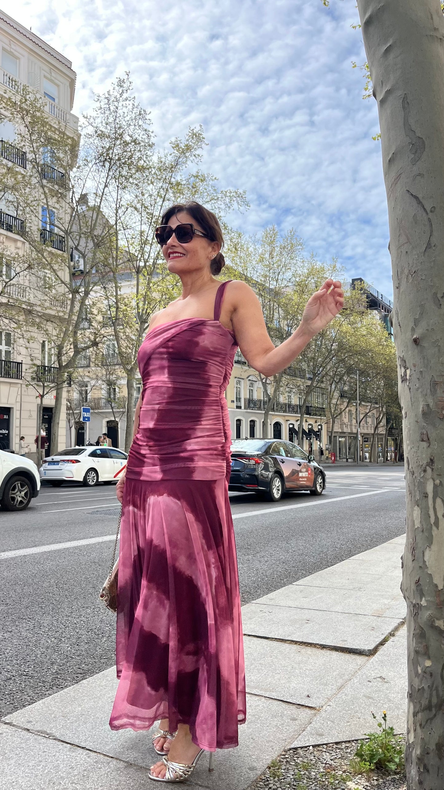 Vestido invitada boda largo burdeos escote asimétrico punto elástico