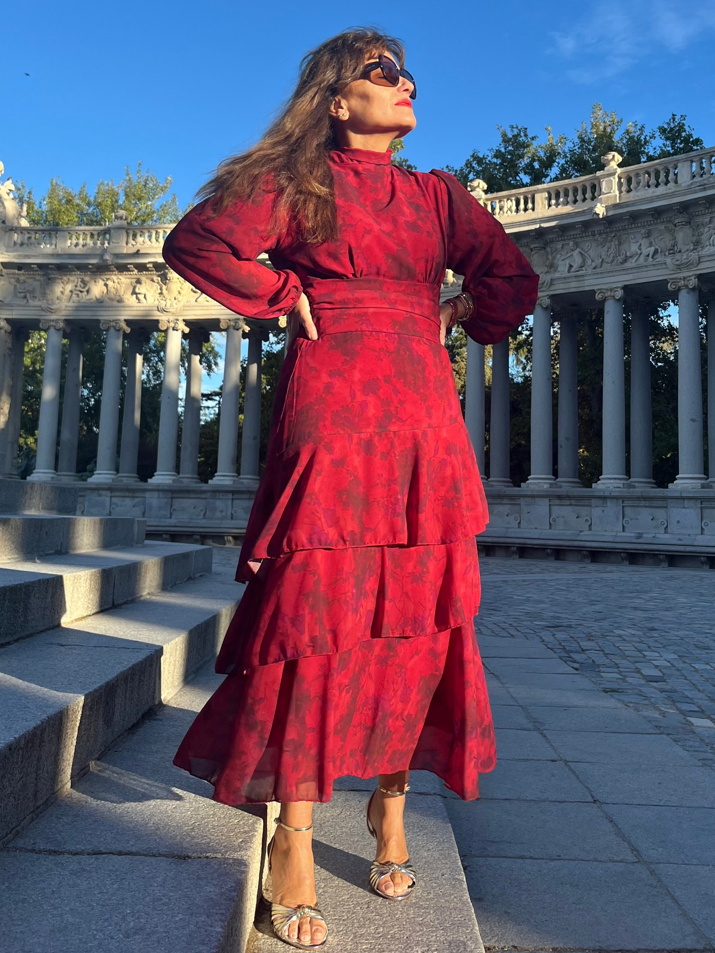 Vestido fluido con volantes y cintura ajustable