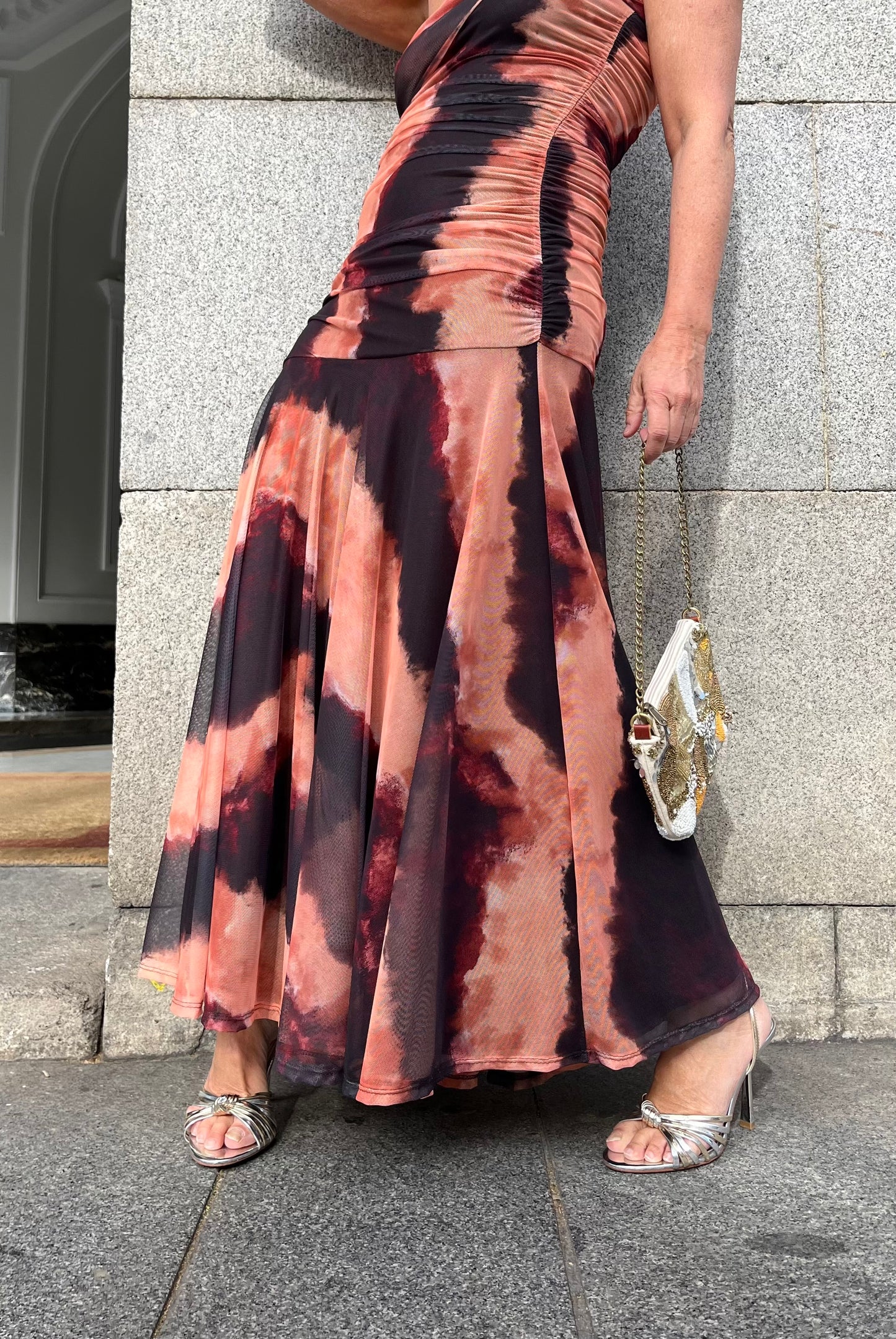 Vestido largo asimétrico estampado con drapeado