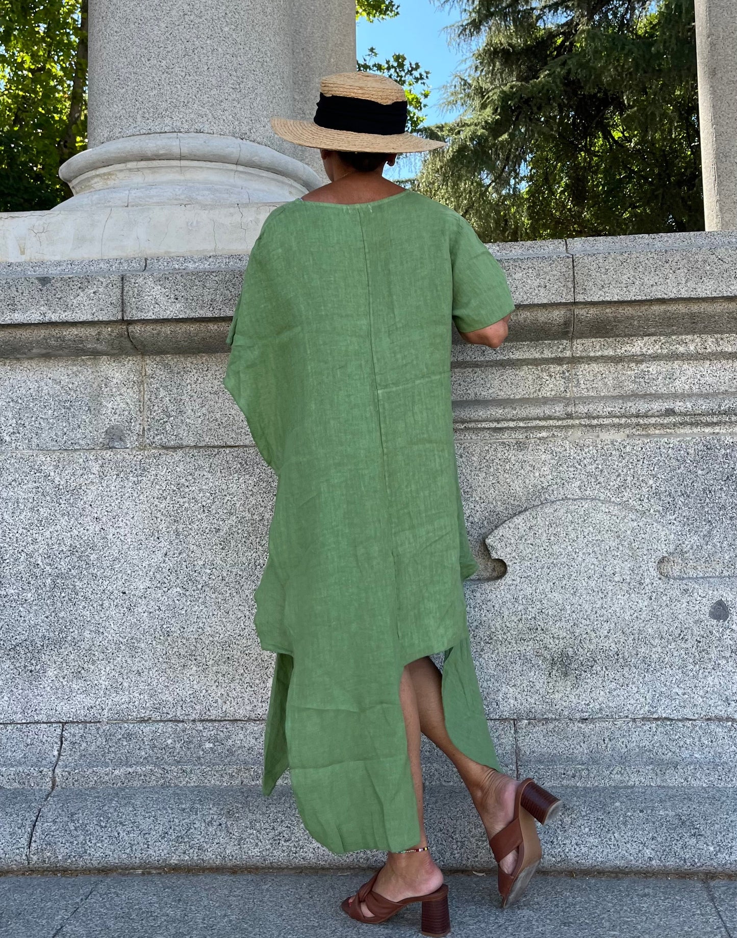 LINO-Vestido verde diseño asimétrico
